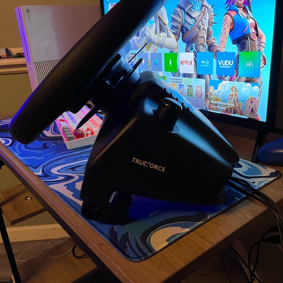 Logitech G923 racing wheel with pedals STAND INCLUDED. - Picture 4 of 8